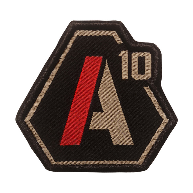 Naszywka A10 haftowana tan/czerwona na czarnej tkaninie - A10 Equipment