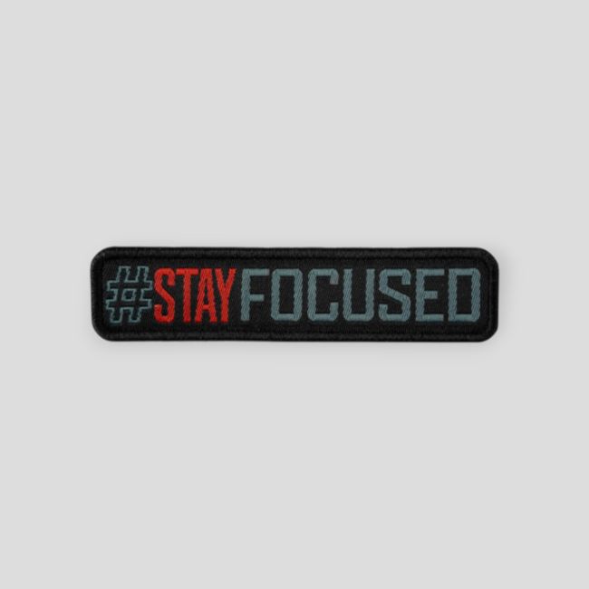 Naszywka haftowana Signature Stay Focused - Szary Beton/Czerwony - A10 Equipment