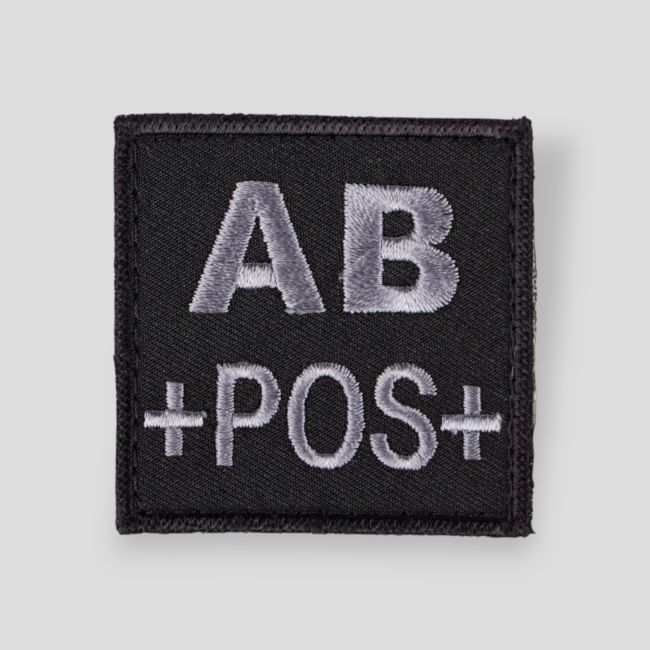 Quadratischer 3D-Stoff-Patch Blutgruppe AB+ mit Klett - Schwarz