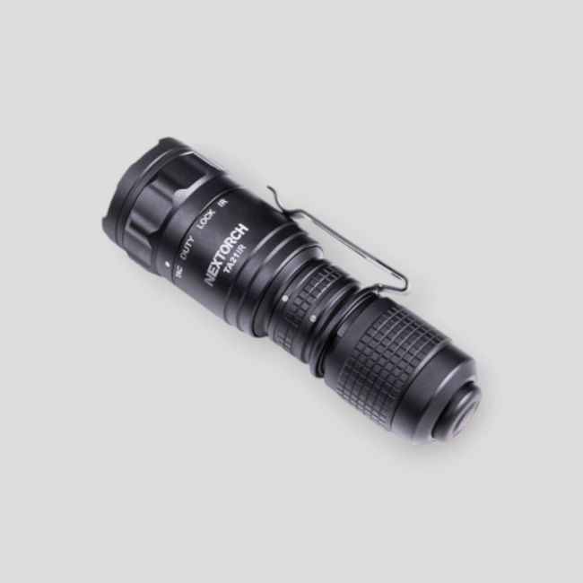 Compacte oplaadbare tactische lamp TA21 IR (1 300 lumen) - Nextorch