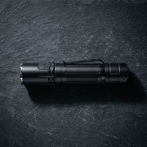 Wiederaufladbare taktische Taschenlampe XT2CR Pro (2.100 Lumen) - Schwarz - Klarus