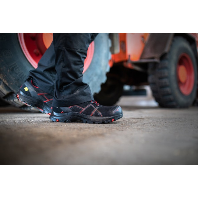 Chaussures de sécurité BLACK EAGLE Safety 40.1 low/black-red - Haix