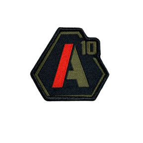 Patch A10 brodé vert olive/rouge sur tissu noir - A10 Equipement