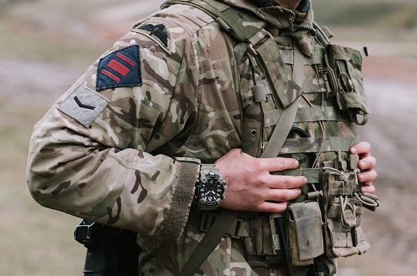 Militare con un orologio G-Shock