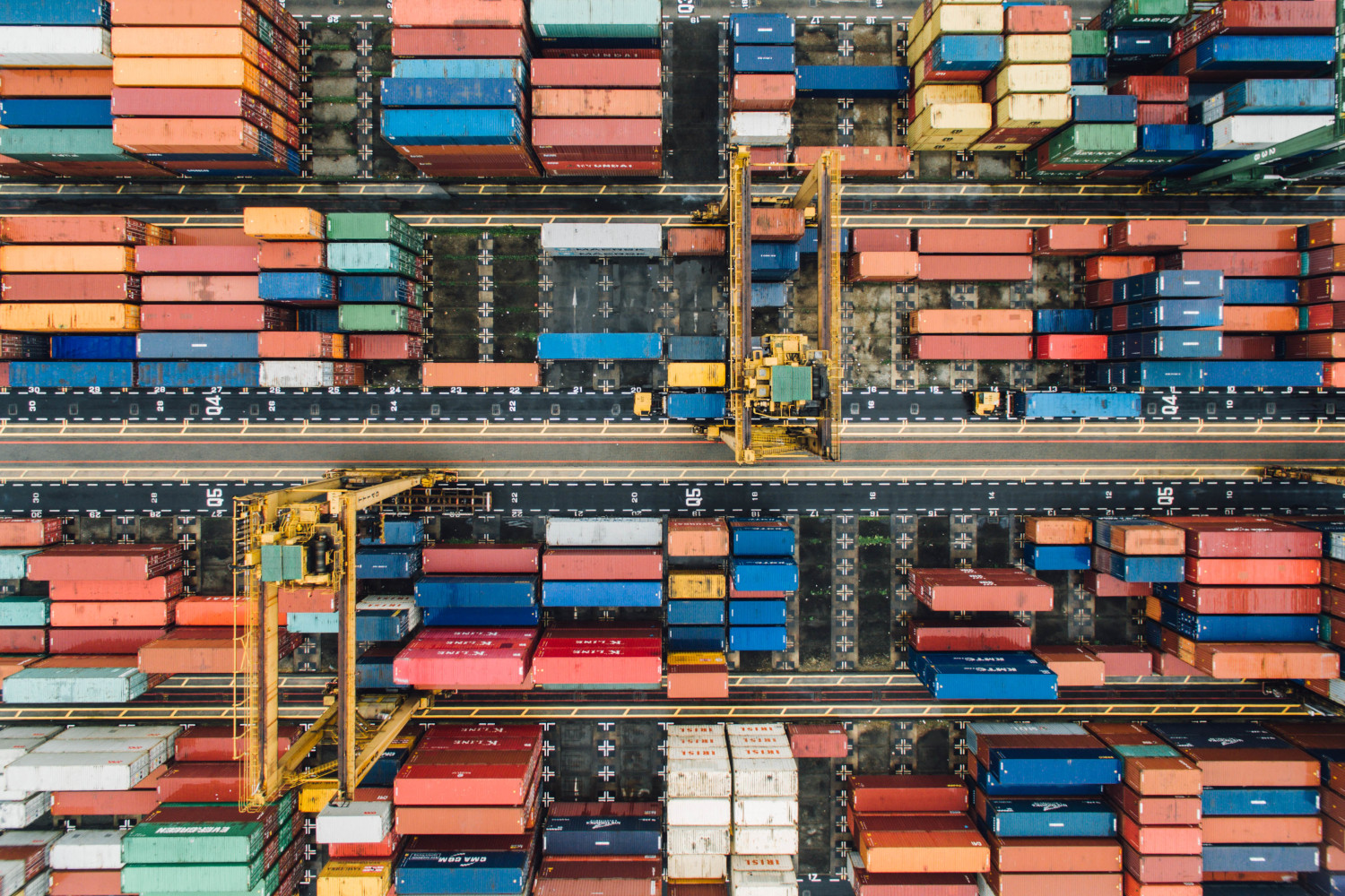 Chartering: Which actors for the transport of goods and commodities?