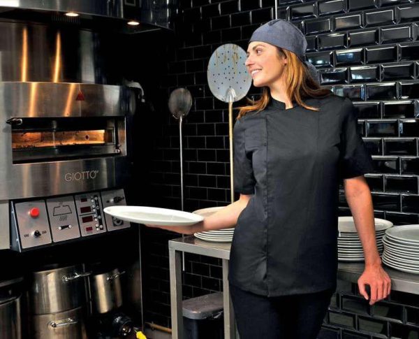 Cocinera con uniforme SNV