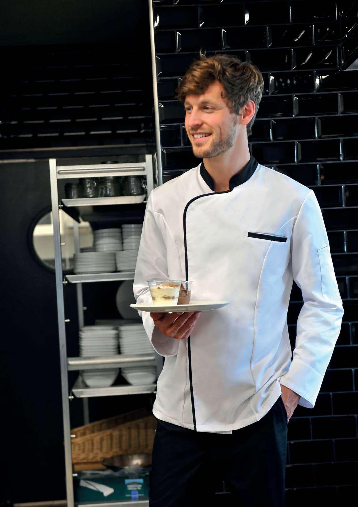 Cameriere pronto per il servizio di un dessert