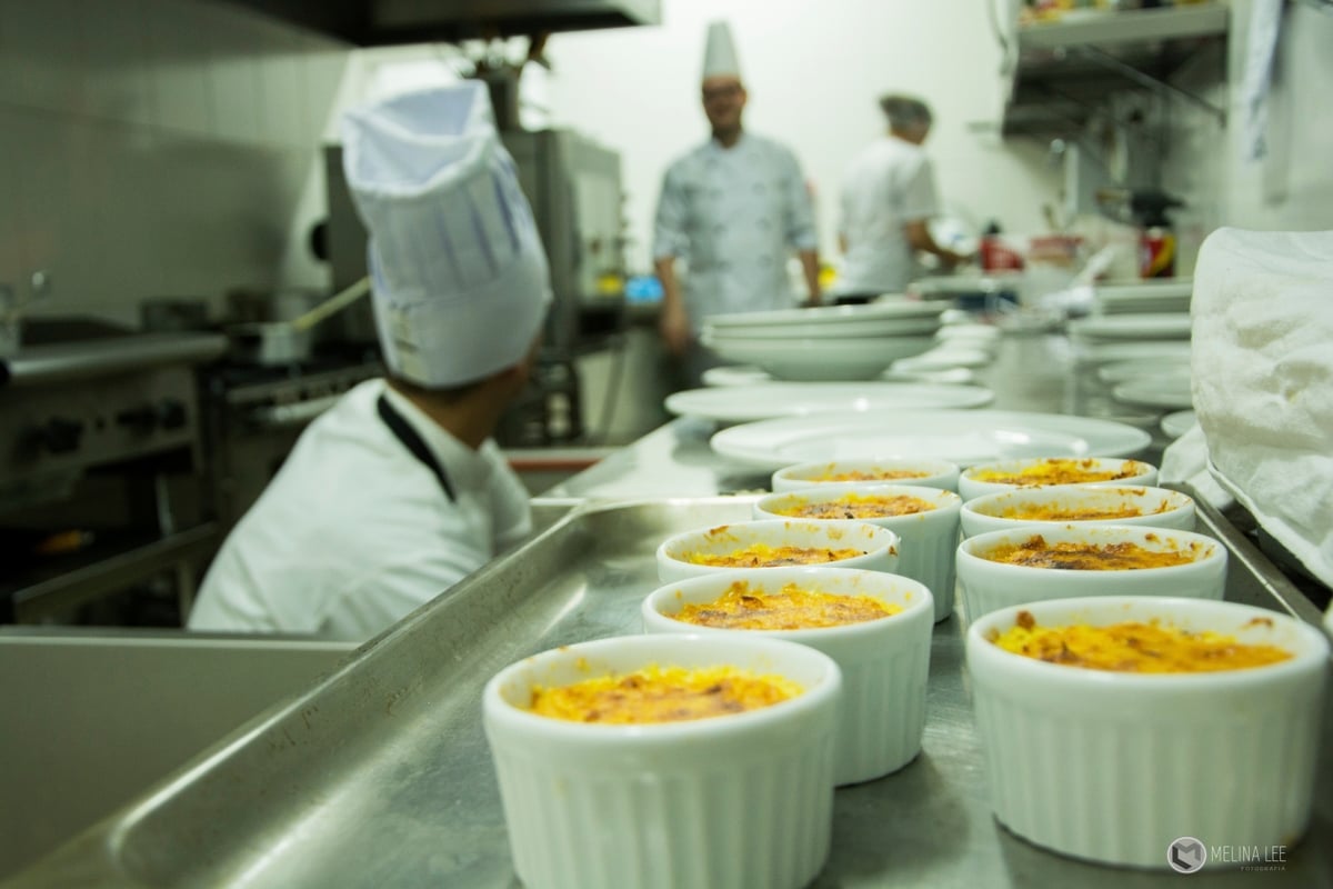 Platos listos para ser servidos en sala