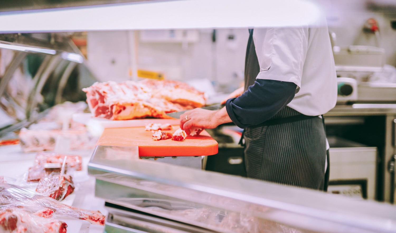 Découpe de la viande au rayon boucherie